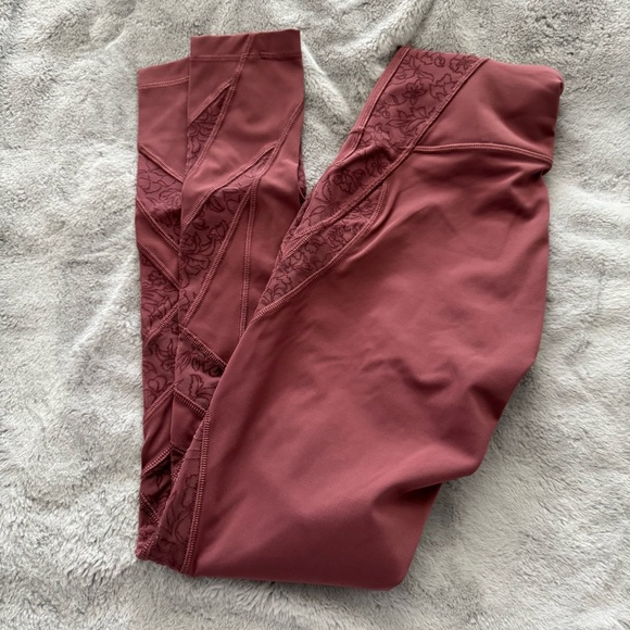 Lululemon size 6 
Mauve Leggings - Picture 1 of 10